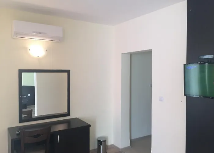 божур Хотел Минерални Бани